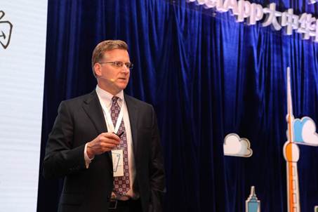 NetApp产品和解决方案市场营销副总裁Brendon Howe