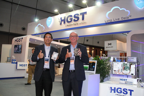 HGST产品营销副总裁Brendan Collins和HGST高级副总裁及弹性存储技术平台事业部总经理Dave Tang在华为云计算大会HCC2014上展示HGST硬盘新品
